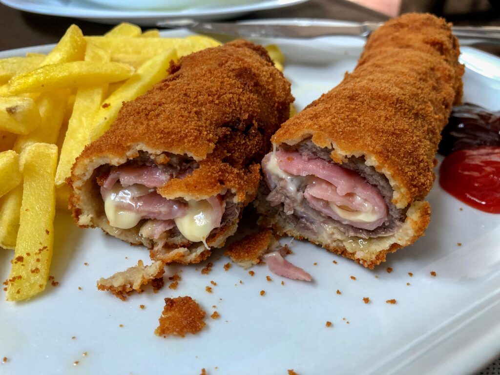Une assiette de flamenquines : les rouleaux de filet de porc fourrés au jambon, panés et frits