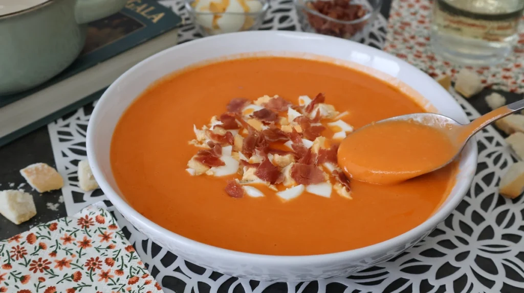 Assiette de Salmorejo Cordobés, la soupe froide espagnole