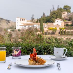 Parador San Francisco à l'Alhambra de Grenade - Repas en extérieur